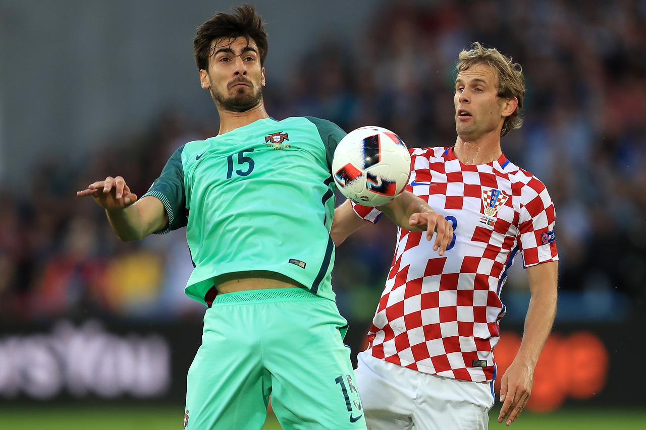 Croatia v Portugal - UEFA Euro 2016 - Round of 16 - Stade Bollaert-DelelisCroatia's Ante Coric (left) and Croatia's Ivan Strinic battle for the ballMike Egerton Photo: Press Association/PIXSELL