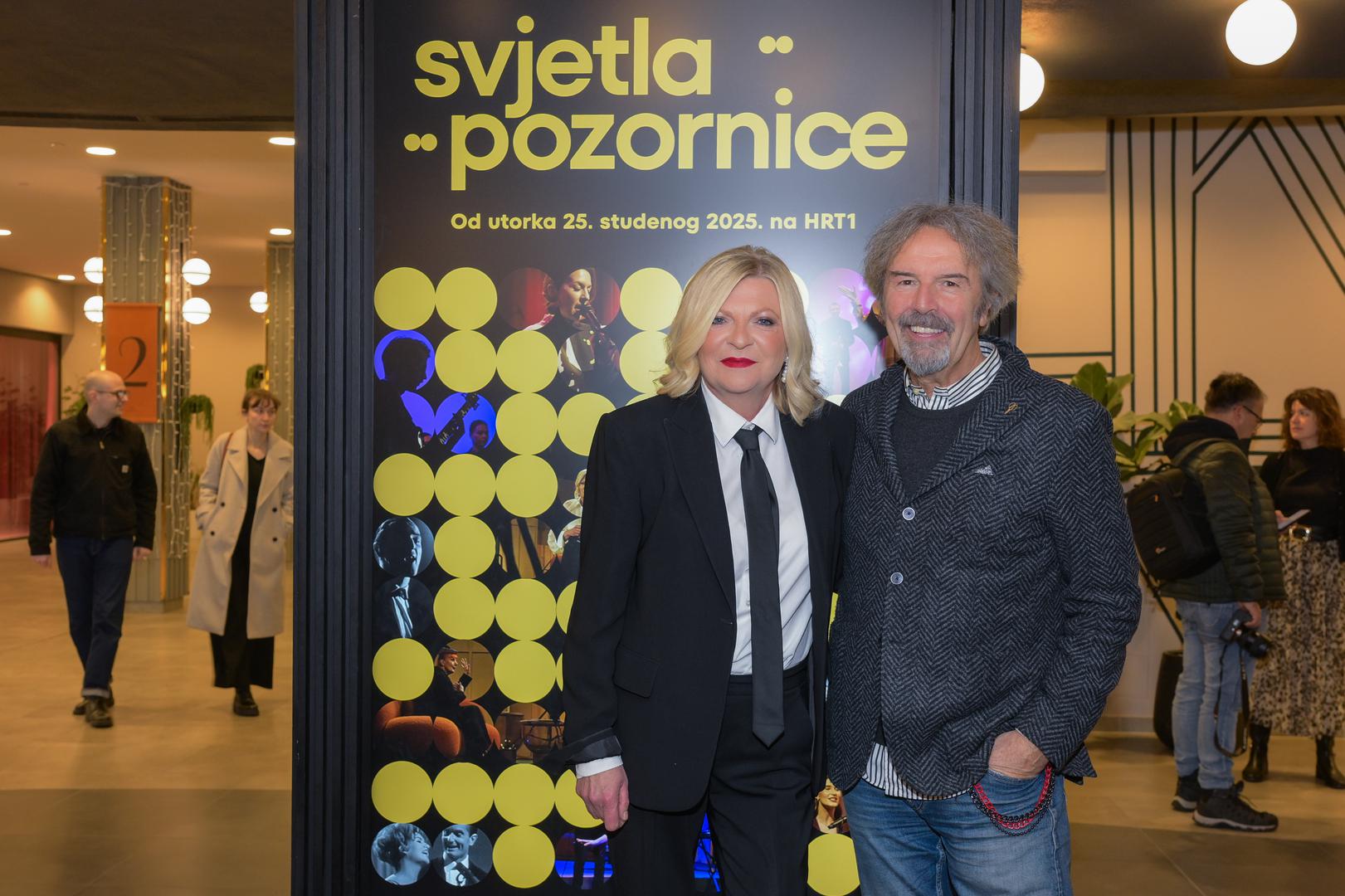 Husein Hasanefendić Hus, glazbenik i jedan od osnivača grupe Parni Valjak, u društvu Željke Ogreste