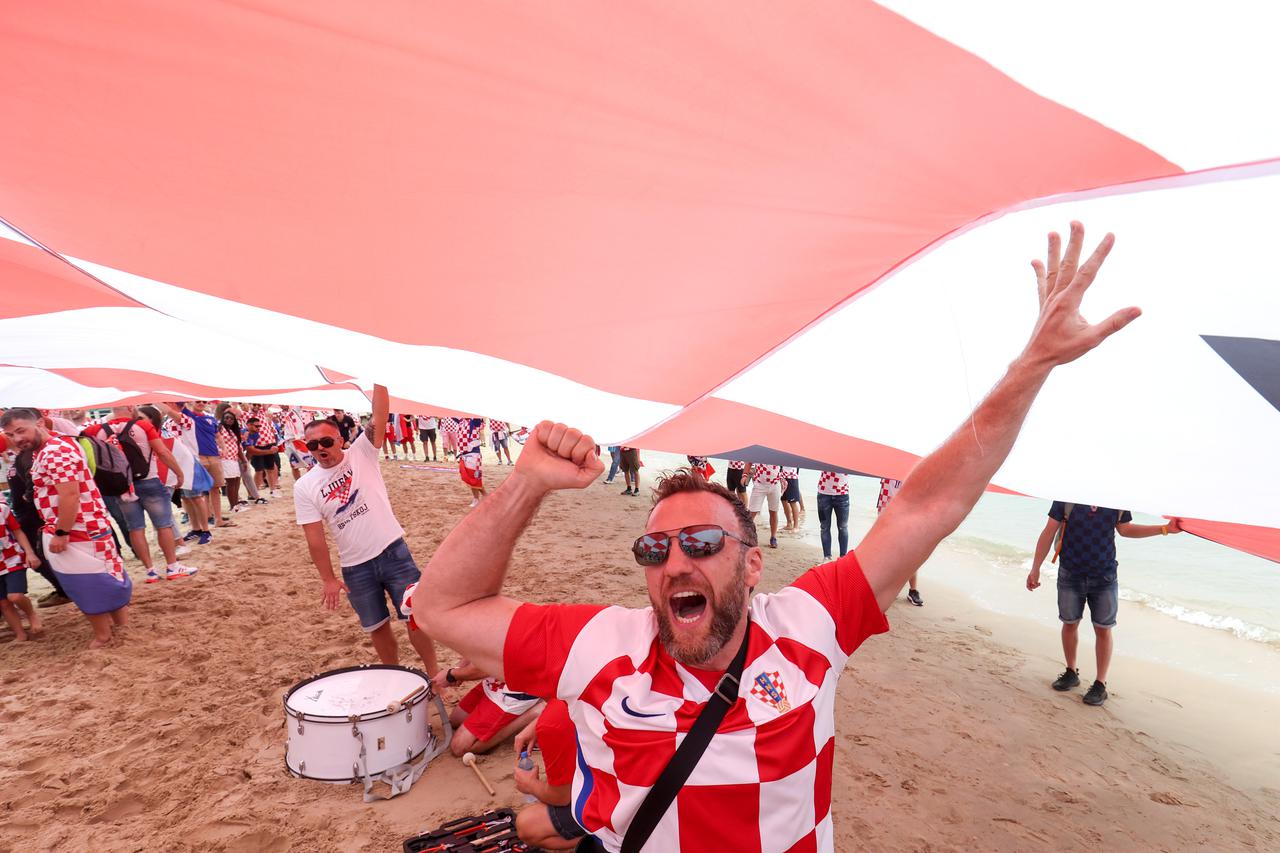 KATAR 2022 - Hrvatski navijači ponovno s divovskom zastavom na plaži ispred hotela Hilton Doha