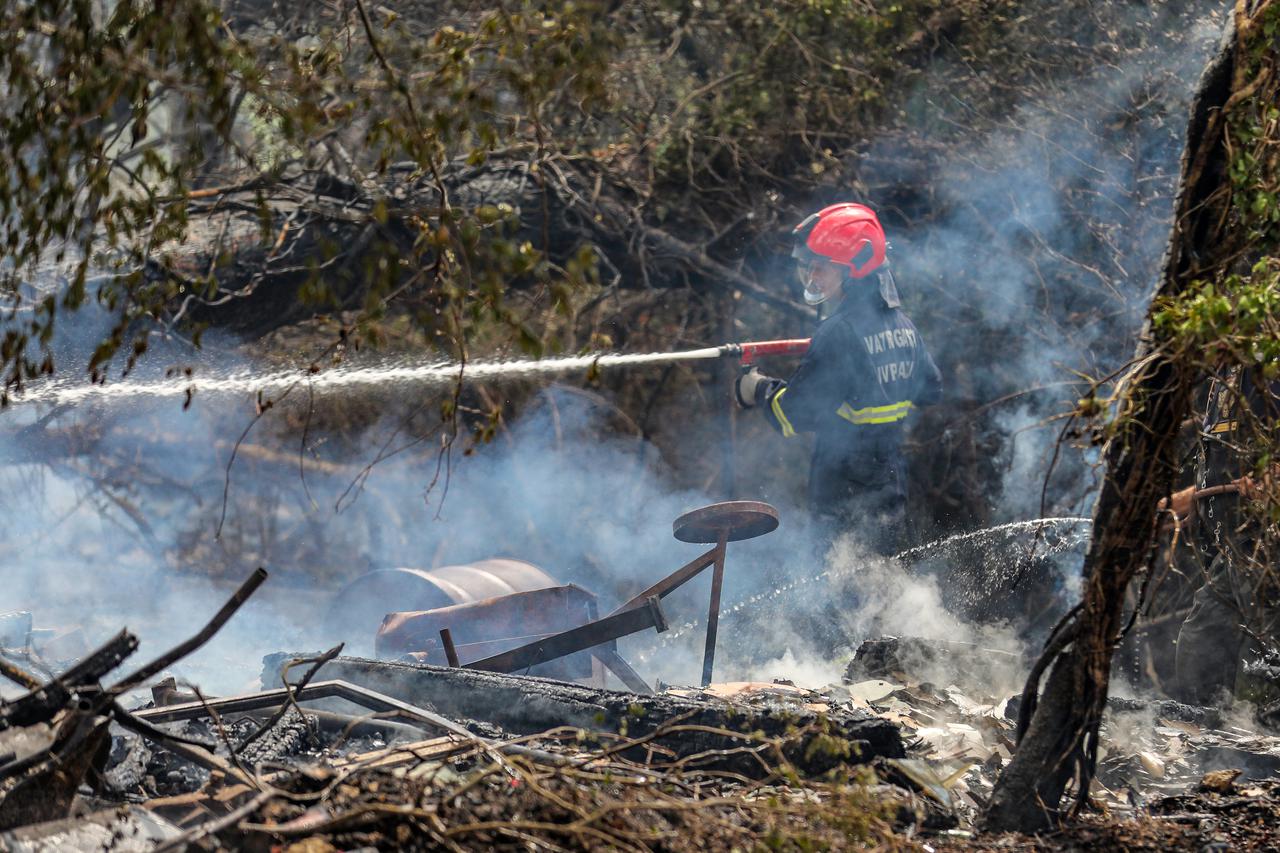ARHIVA - U naselju Valdebek u Puli ponovno je izbio veliki požar, gašenju su se pridružili i kanaderi
