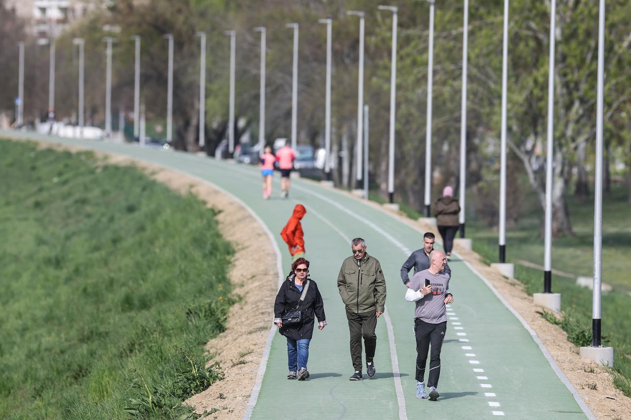 Zagreb: Greenway biciklističko pješačka staza na nasipu u naselju Savica