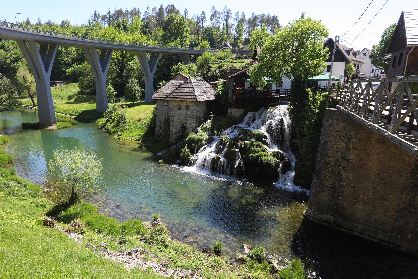 Rastoke su idealno odredište za ljubitelje prirode i povijesti, a posjetitelji mogu uživati u miru i tišini koju pruža ovaj zeleni raj.