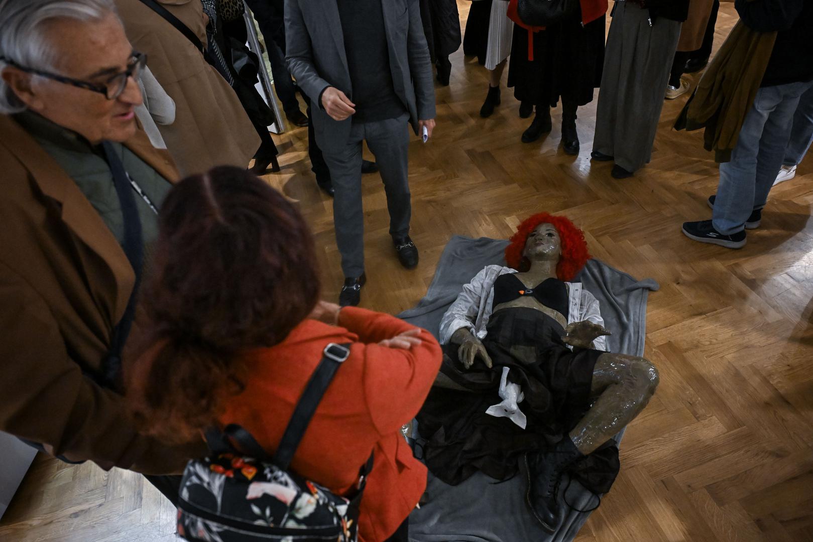 Pod autorskom koncepcijom i stručnim kustoskim vodstvom Sande Stanaćev Bajzek, predsjednice HULULK-a, i Elene Agosti, direktorice Muzeja Villa Lattes, svoja će djela predstaviti ukupno 20 autorica te jedan umjetnički kolektiv. Po njihovim riječima, izložba se ne fokusira ni na jednu specifičnu umjetničku nišu, nego slavi raznolikost i bogatstvo vizualnih izričaja u stvaralaštvu žena, te im omogućuje da pokažu svoju individualnost bez da su predefinirane bilo kojim posebnim sustavom, govoreći isključivo kroz vlastito iskustvo i umjetnost
