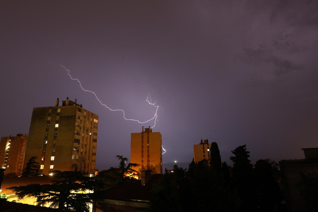 Rijeka: Munje na nebu iznad grada