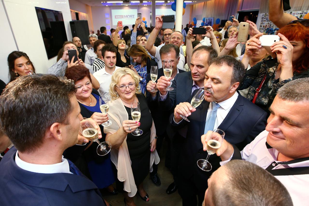 11.09.2016., Zagreb - Docek izbornih rezultata u stozeru Mosta nezavisnih lista u Matis Absolut Loungeu. Obracanje Boze Petrova celnika Mosta nakon objave rezultata DIP-a. Photo: Zeljko Lukunic/PIXSELL