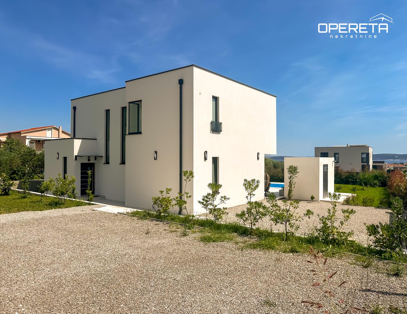 Na obroncima Kaštela Starog, u srcu slikovitih Kaštela, nalazi se novoizgrađena luksuzna vila koja spaja vrhunski dizajn, privatnost i mediteranski ugođaj. 