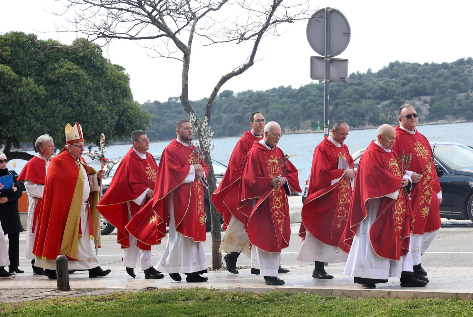 Također se izvodi i popijevka "Slava čast i hvala Ti" (Slava čast i hvala ti, Spasitelju kralju Kriste (...) Izraelov Kralj si ti, Davidov o svijetli Sine, što u ime Gospodnje dolaziš nam pun miline).