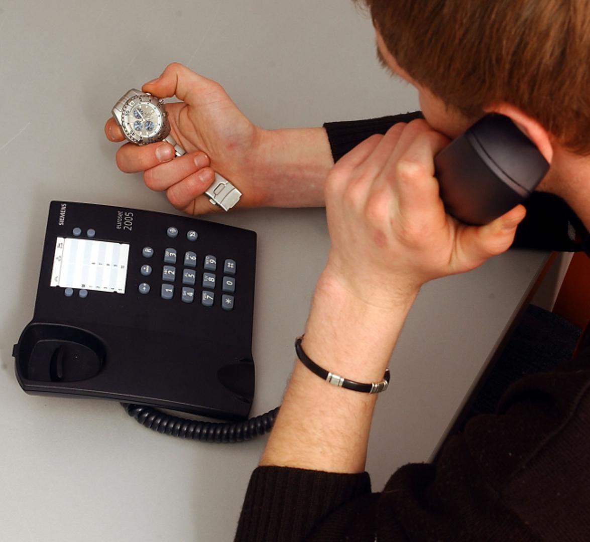 Telefoniranje: Suzdržite se od telefonskih poziva dok traje oluja, posebice onih s fiksnog telefona. U slučaju da grom udari u vašu kuću ili zgradu, kroz telefonske žice struja može doputovati do vas. Isto vrijedi i za mobitele priključene na električne punjače.