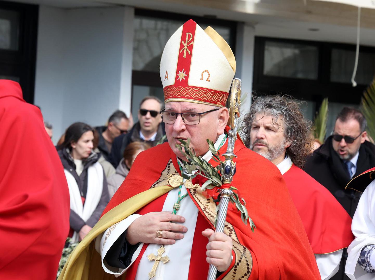U Dalmatinskoj zagori štuje se običaj da se grančice stavljaju u zemlju u proljeće uz prve sjetve za blagoslov uroda, a poseban je i pučki običaj umivanje u cvijeću koje se ponegdje obavlja i na Veliku subotu.