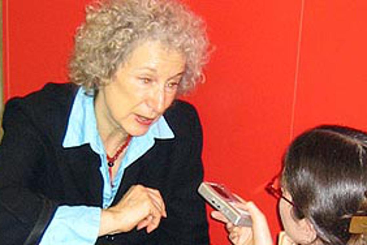 Velika Margaret Atwood na podu press centra