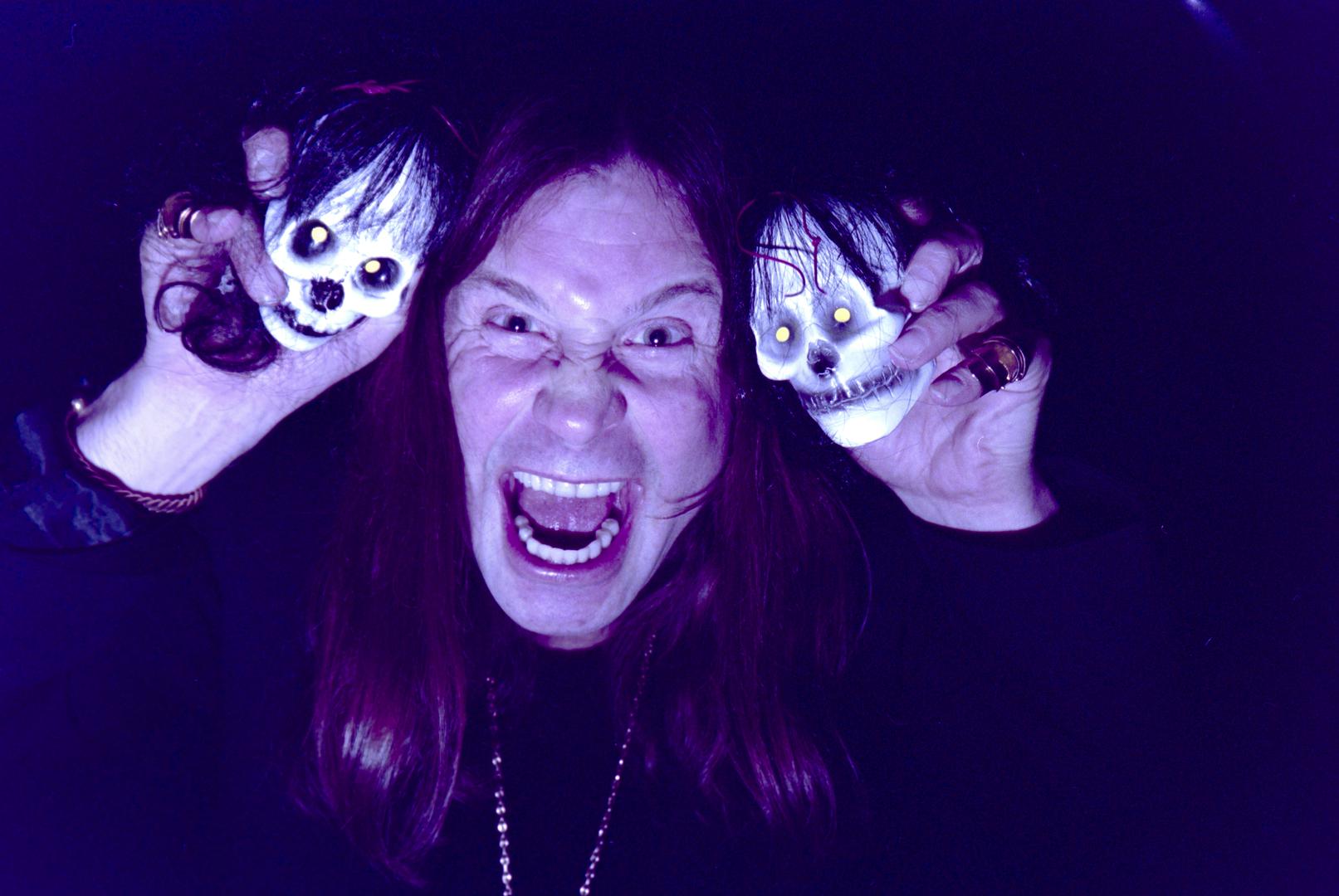 Osbourneova obitelj uključuje njegovu suprugu i menadžericu Sharon, petero djece, uključujući dobro poznate Jacka, Kelly i Aimee te nekoliko unučadi.
