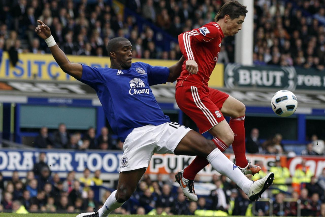 'Everton\'s Sylvain Distin (L) challenges Liverpool\'s Fernando Torres (R) during their English Premier League soccer match at Goodison Park in Liverpool, northern England, October 17, 2010. REUTERS/P
