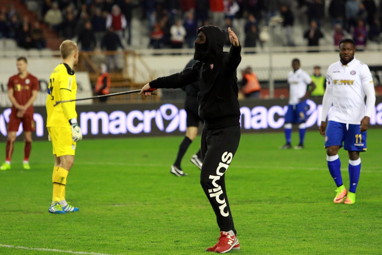 Maskirani huligan