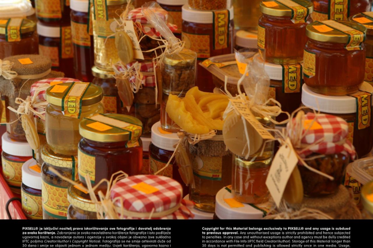 '26.06.2013., Split - Cijene voca i povrca na splitskoj gradskoj trznici. Med. Photo: Ivo Cagalj/PIXSELL'