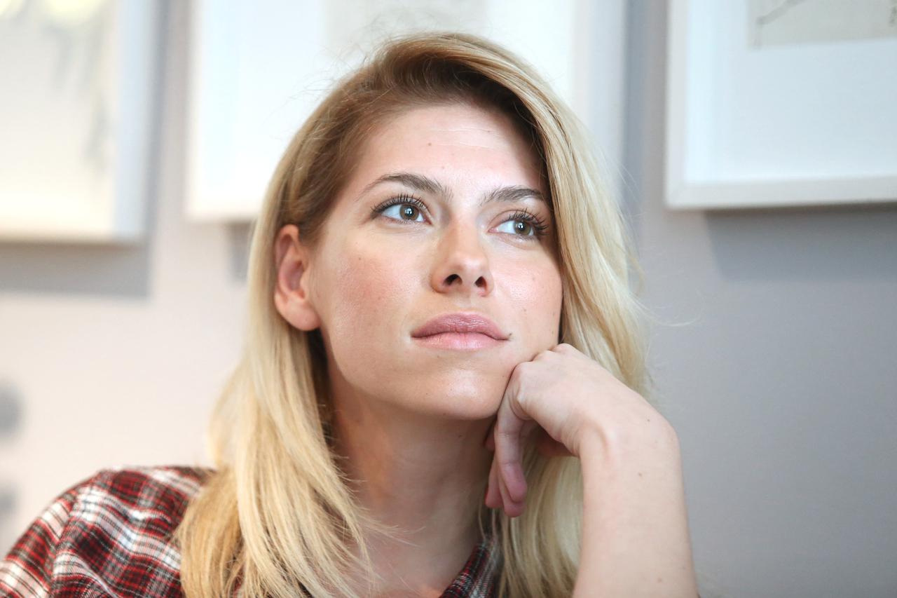 Glumica Jelena Per?in danas slavi 44. ro?endan 