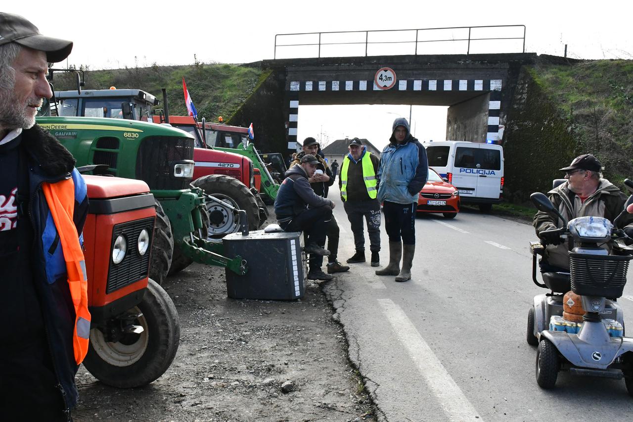 Sve više prosvjednika s traktorima okuplja se u blizini graničnog prijelaza Slavonski Šamac