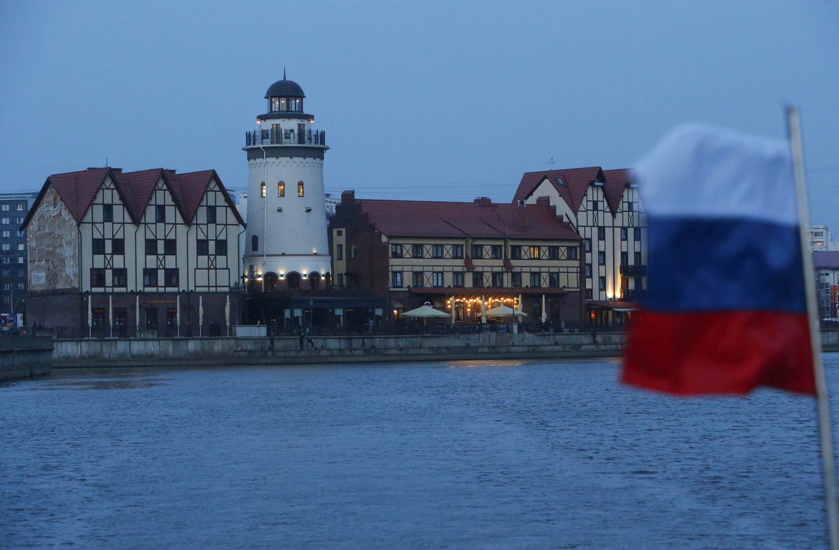 Na teritoriji cijele Kaljiningradske regije živi približno milijun ljudi, a oko polovica je u samom gradu Kaljingradu koji je najveća pomorska baza Rusije na Baltičkome moru. Luka se zimi ne zaleđuje, pa ima veliko prometno i trgovačko značenje. Zbog toga je bio glavna luka Sovjetskog saveza za vrijeme Hladnog rata, kada je ovdje bilo smješteno oko 300.000 vojnika. Danas je u gradu "samo" 25.000 vojnika.

