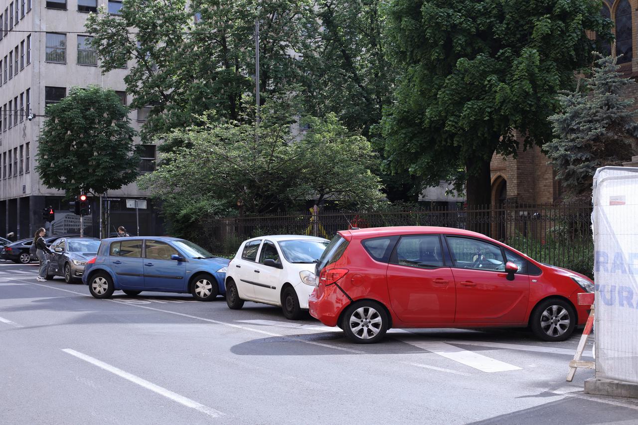 Zagreb: Unatoč dostupnim garažama i parkiralištima u centru grada, sve je više nepropisno parkiranih vozila
