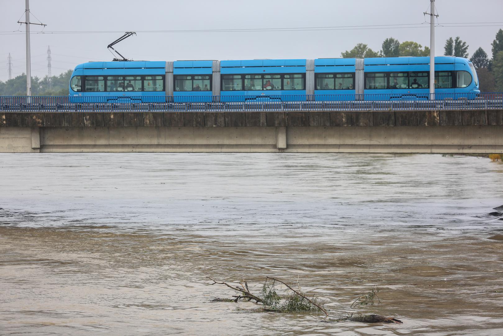 Nakon obilnih kiša koje su zahvatile zagrebačko područje, rijeka Sava izlila se iz svog korita.