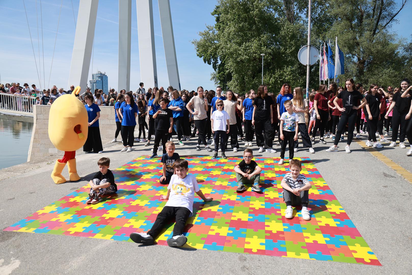 Osječani su zaplesali na Pješačkom mostu