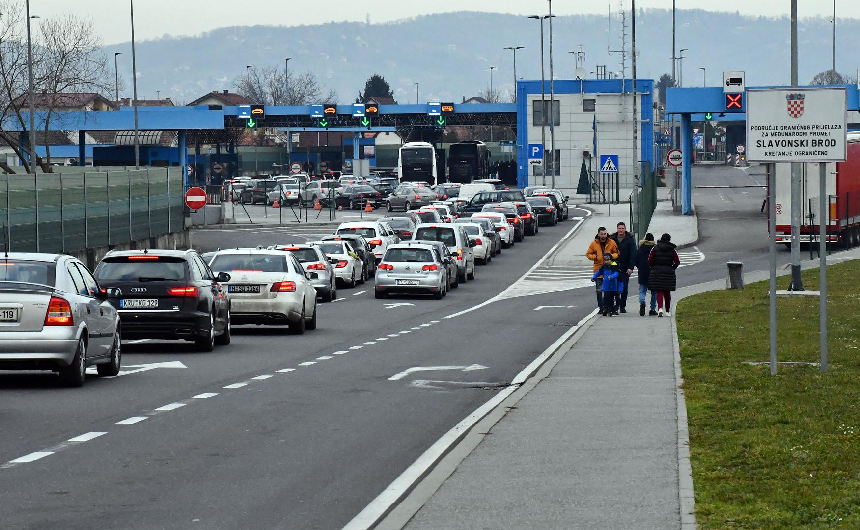 Jedna osoba u BiH može unijeti i jednu litru alkoholnog pića s udjelom alkohola većim od 22 posto te dvije litre s udjelom alkohola manjim od 22 posto. Putnici koji unose ili iznose gotovinu ili vrijednosne papire u iznosu većem od 10.000 eura dužni su to prijaviti carinskom tijelu na svakom graničnom prijelazu u BiH.