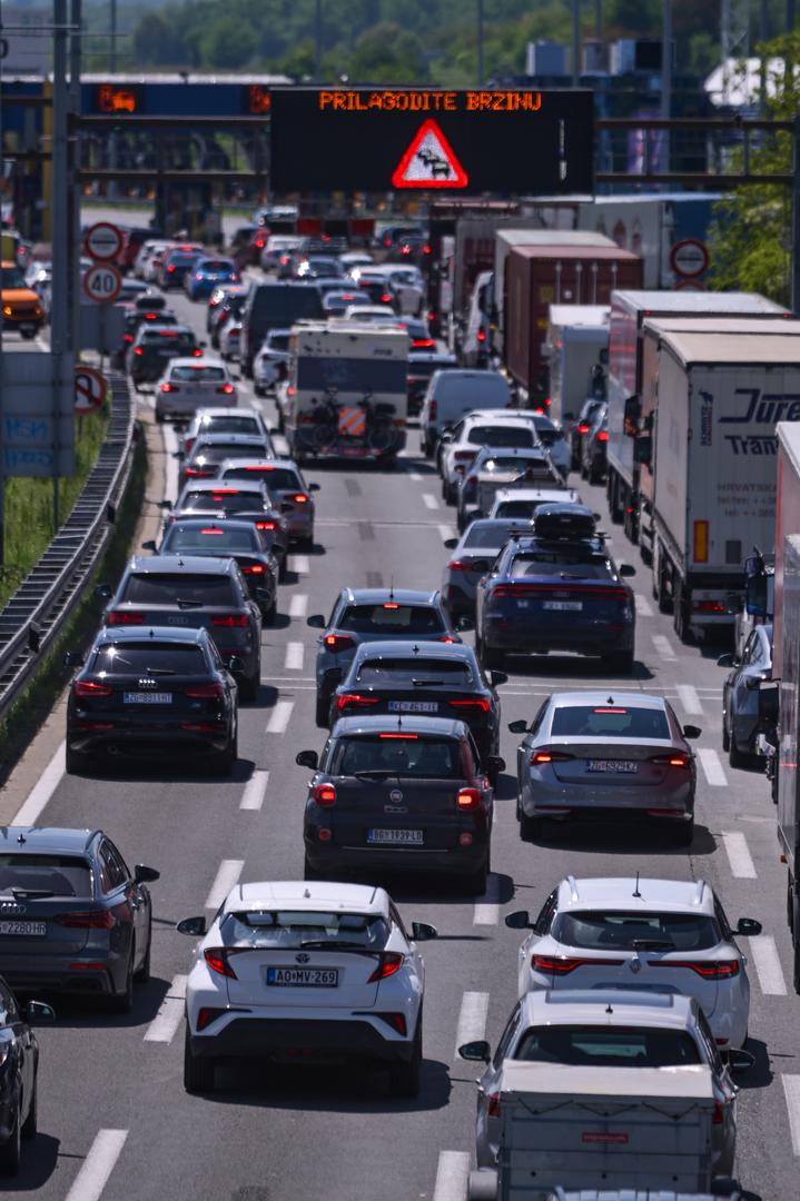 Vrhunac prometnog vala očekuje se tijekom petka i subote, kada će se promet intenzivirati na turističkim rutama prema obali i u blizini većih turističkih središta. 