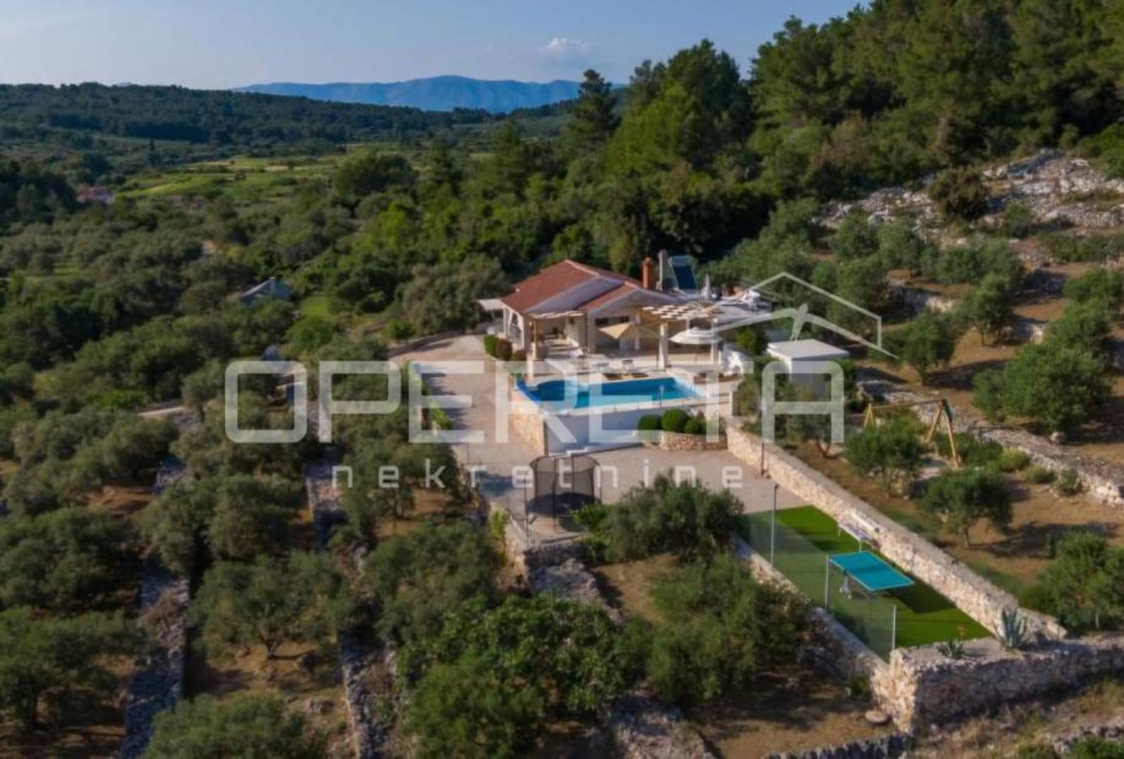 Na prodaju je samostojeća kuća u Veloj Luci na otoku Korčuli, smještena u uvali Mikulina luka. 