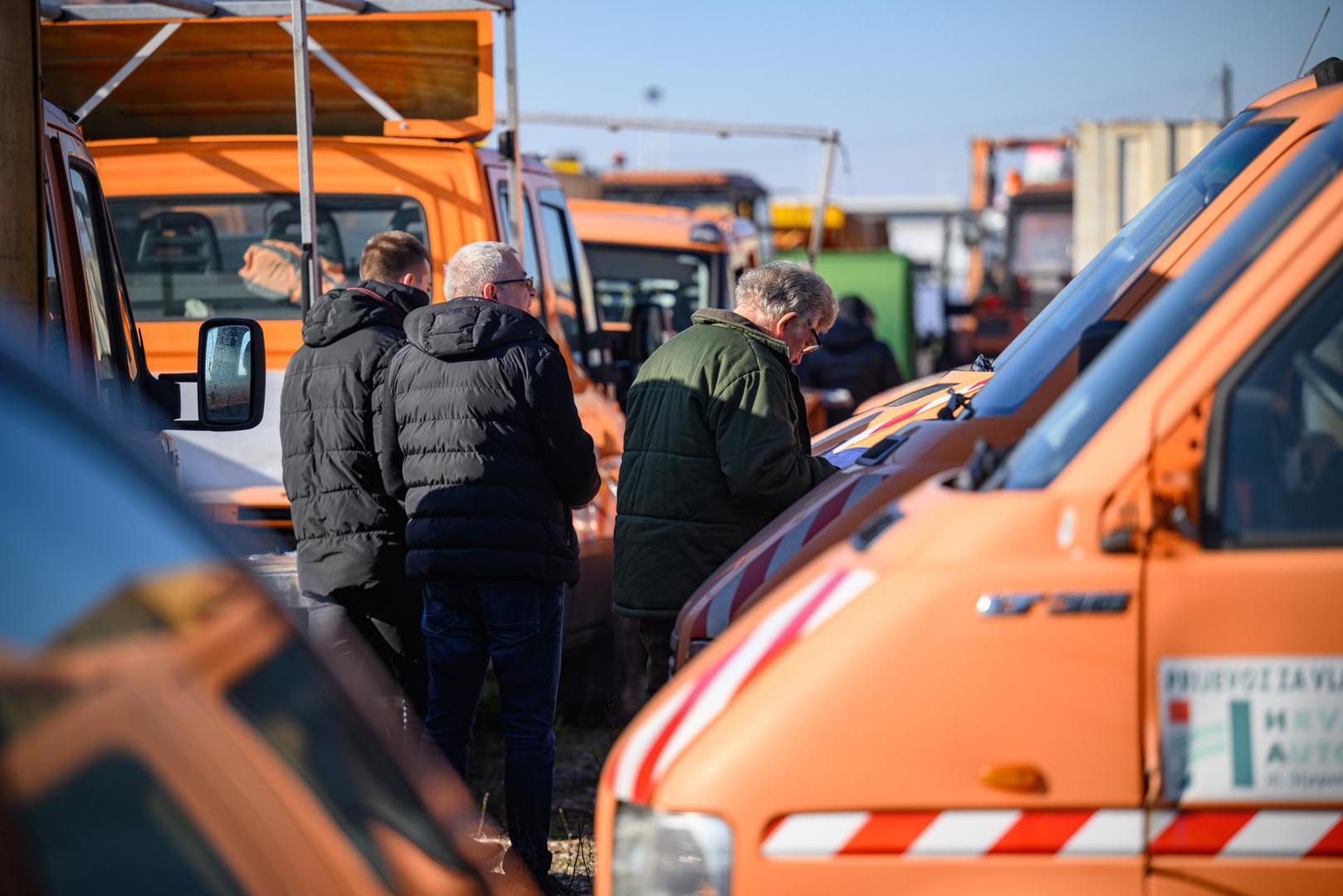 24.11.2022., Zagreb, Velika Mlaka - Autoservis Cepelin uskoro odrzava veliku javnu drazbu drzavnih vozila, a u ponudi su teretna vozila Hrvatskih cesta, osobna vozila ministarstava. Od Seata, Audija preko Passata i nekoliko modela Fiata cijene im se krecu od 1000 do 24.600 kuna.  Photo: Davor Puklavec/PIXSELL