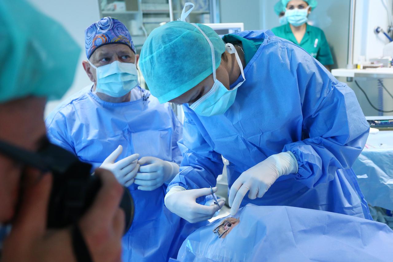 24.10.2015., Zagreb - U specijalnoj bolnici za oftamologiju Svjetlost lijecnici su uzivo radili 5 operacija unutar 90 minuta koje su pratili njihove kolege u Milanu i Zagrebu. Prof. dr. Nikica Gabric. Photo: Slavko Midzor/PIXSELL