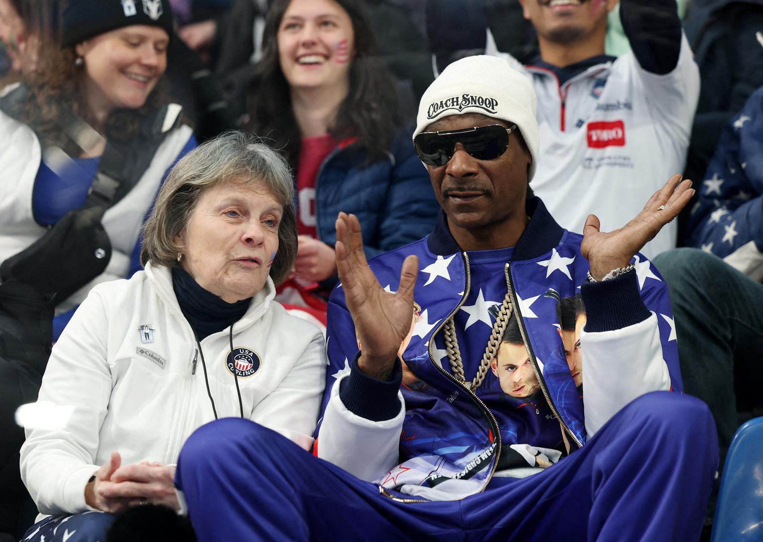 Tu je i reper Snoop Dogg koji je ukrao show tijekom natjecanja mješovitih parova u curlingu, gdje je s tribina bodrio američku reprezentaciju, a potom se i sam okušao u ovom sportu.