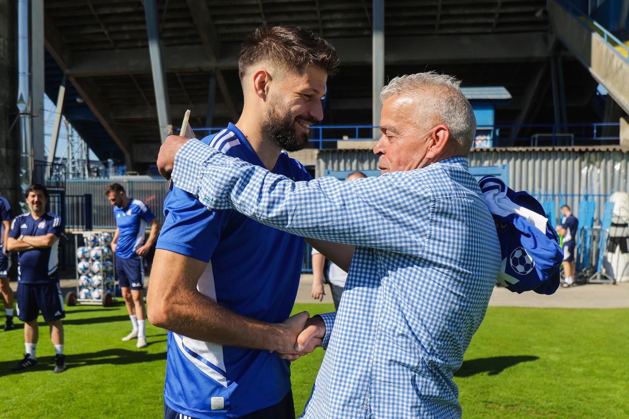 Zagreb: Strastveni navijač Dinama, djed Osman Lendo, posjetio je klub i upoznao Brunu Petkovića 