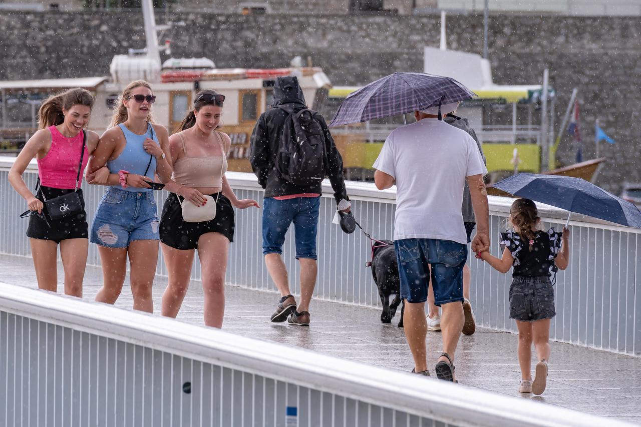 Zadar: Kišno popodne nije omelo turiste u razgledavanju grada