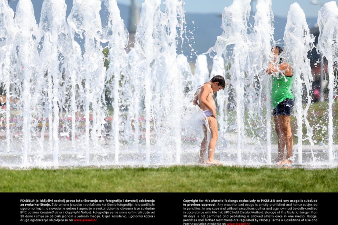 '03.08.2013., Zagreb - Visoke temperature natjerale ljude da potraze osvjezenje. Djeca iskoristila tzv. Bandiceve fontane za igru i rashladjenje. Photo: Slavko Midzor/PIXSELL'