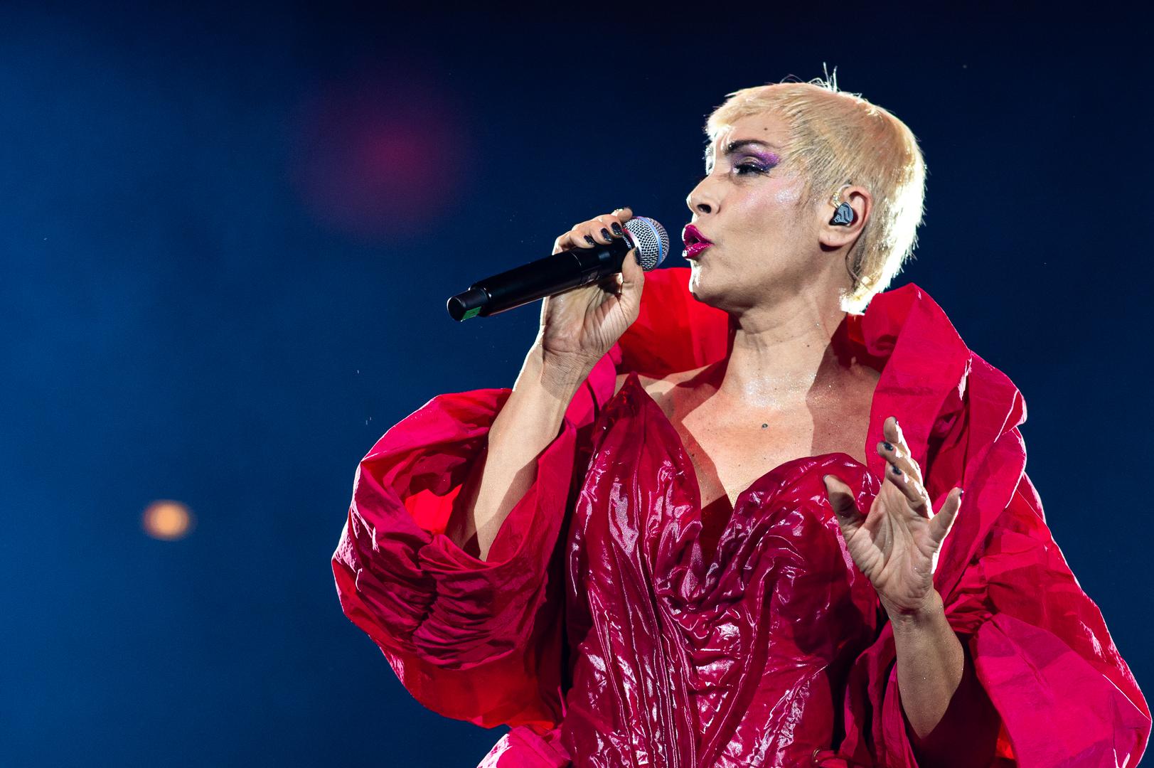 Poznata pod umjetničkim imenom I Bee, Ivana je na pozornici izgledala gotovo neprepoznatljivo, ostavivši publiku bez daha svojim intrigantnim izgledom. 