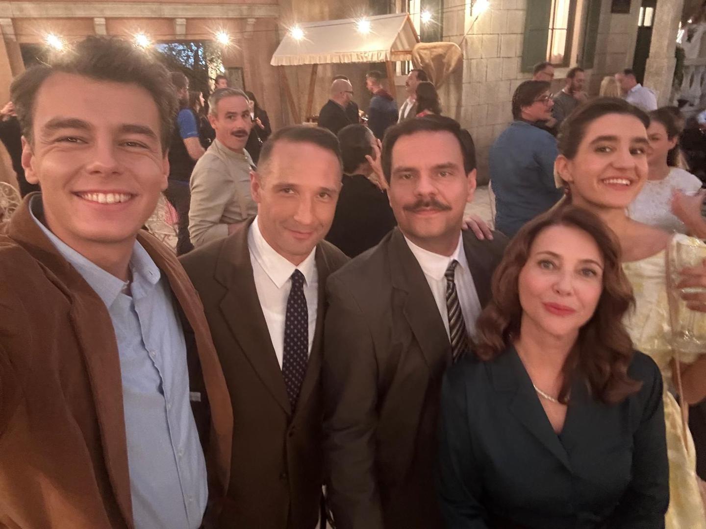 S njom se slaže i iskusni Alan Blažević: „Zaista, i ekipa i kolege, svi su mi dragi, i rado dolazim na posao. Energija je pozitivna, vidi se da se svatko trudi dati doprinos projektu. Mogu samo potvrditi da je jako lijepo. Mislim da su se svi vrlo dobro snašli u tome i da se dobro pronalaze u svome liku. To olakšava situaciju i kreira sinergiju kojoj se uvijek možemo samo radovati kao glumci.“
Simpatični Matija Kačan zbog uloge u seriji i autentičnosti lika morao je pustiti brkove, a uživa u svakoj minuti na setu:  „Sve ide prema planu, raduje me suradnja s kolegama, ugodna je atmosfera, neka tako i ostane!“