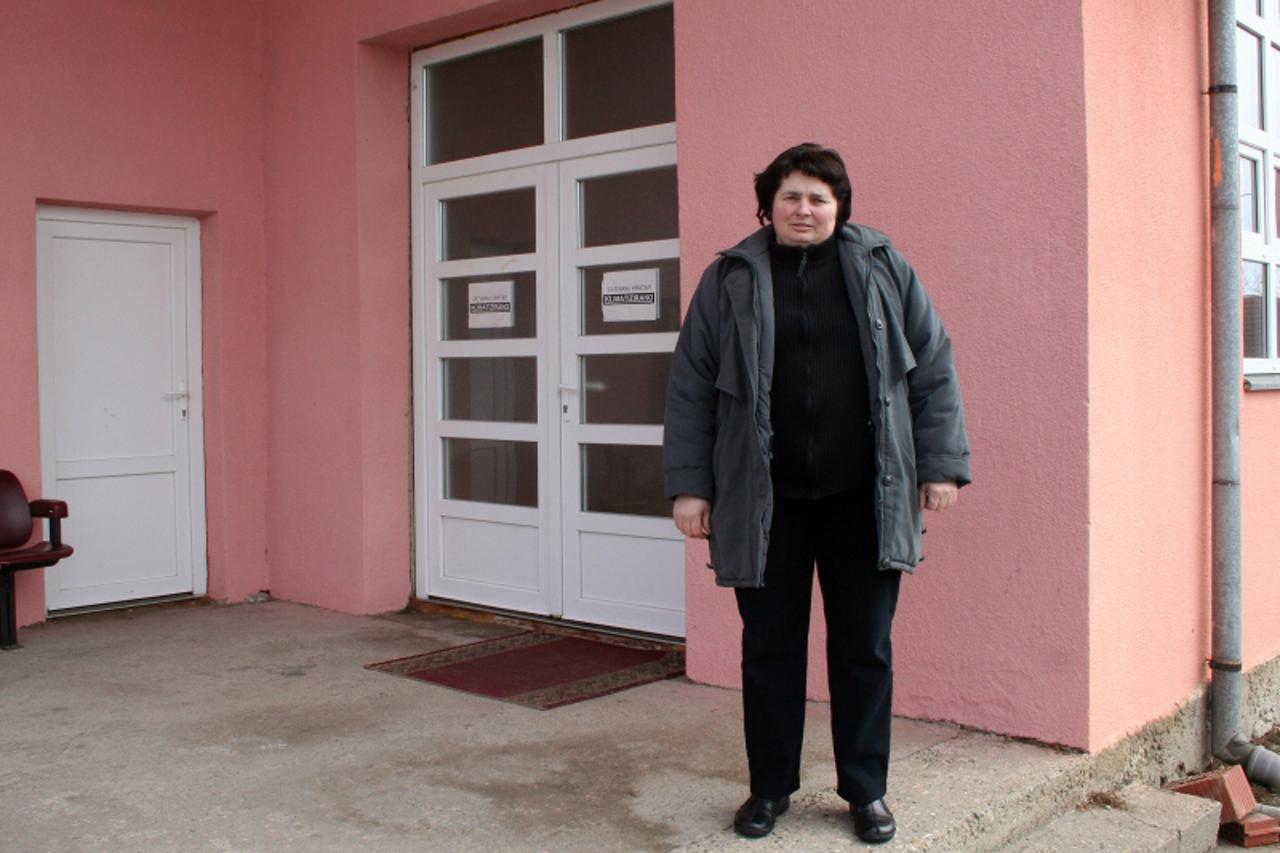 \'Podravina-bilogora, 21.2.2012. Garesnica, Predsjednica MO-a Durda Setit ispred zapecacenog doma Snimio: MIchel Palijan / VLM\'