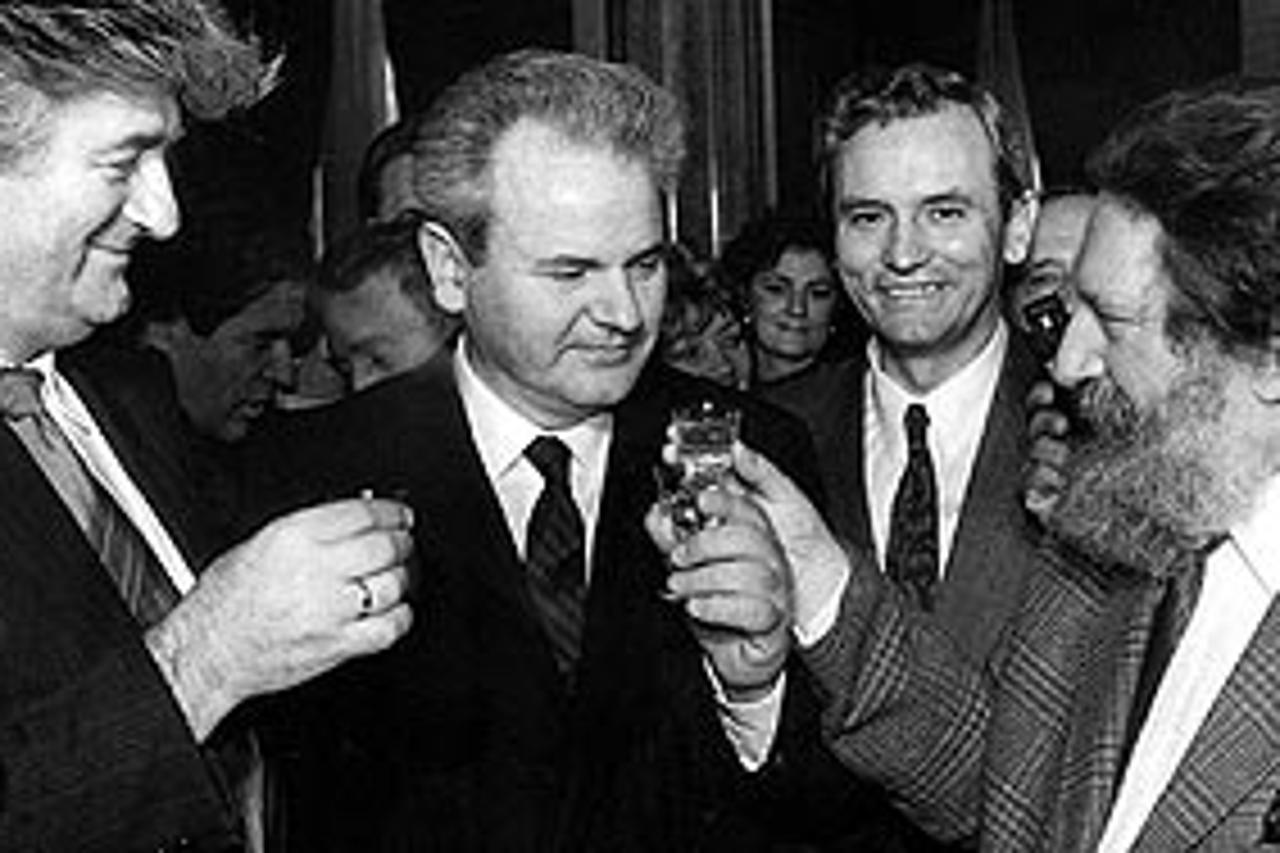 Beograd 1990: Vođe bosanskih i hrvatskih Srba, Radovan Karadžić i Jovan Rašković, čestitaju Slobodanu Miloševiću na izboru za predsjednika Republike Srbije