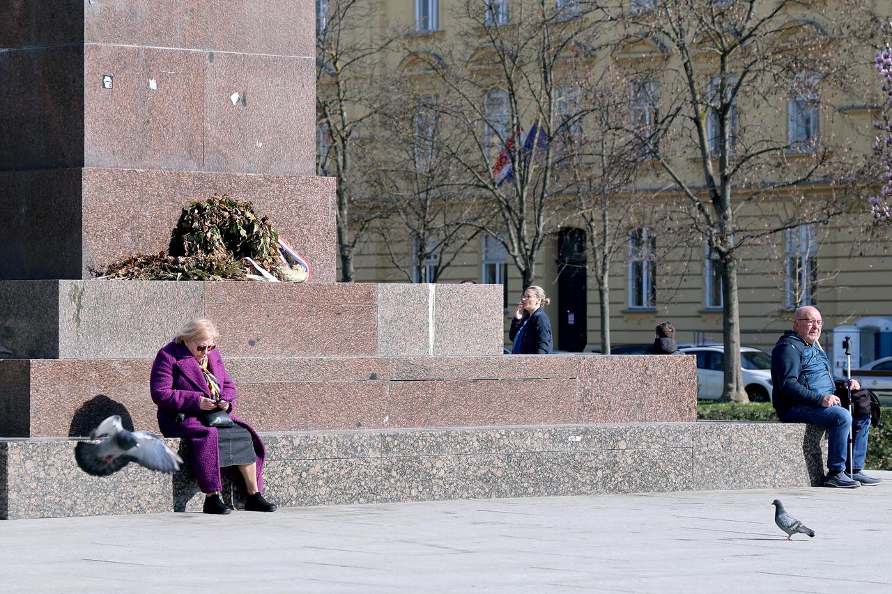 Zagreb: Davno uvenuli vijenci kod spomenika kralju Tomislavu