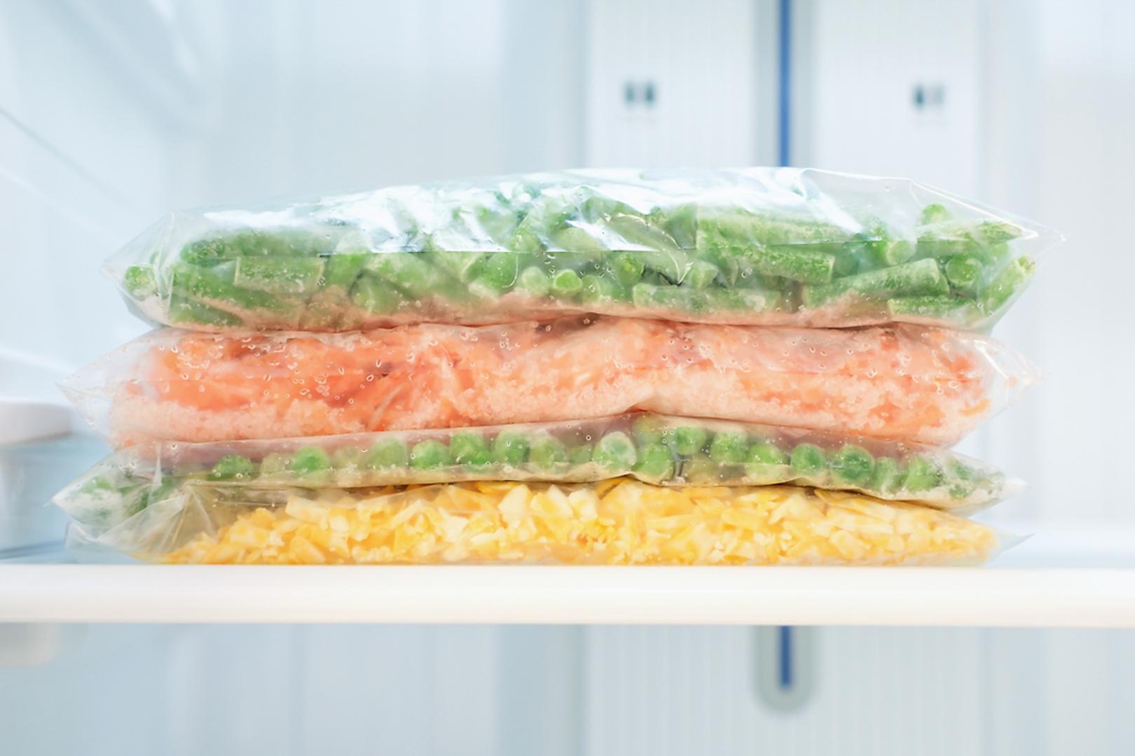 Zamrzavajte hrabro. Krušne proizvode narežite i zamrznite u porcijama; zrelo voće pretvorite u smoothie pakete; zeljasto povrće blanširajte. Bilježite sadržaj i datum na vrećicama. Zamrzivač je produžena ruka smočnice.