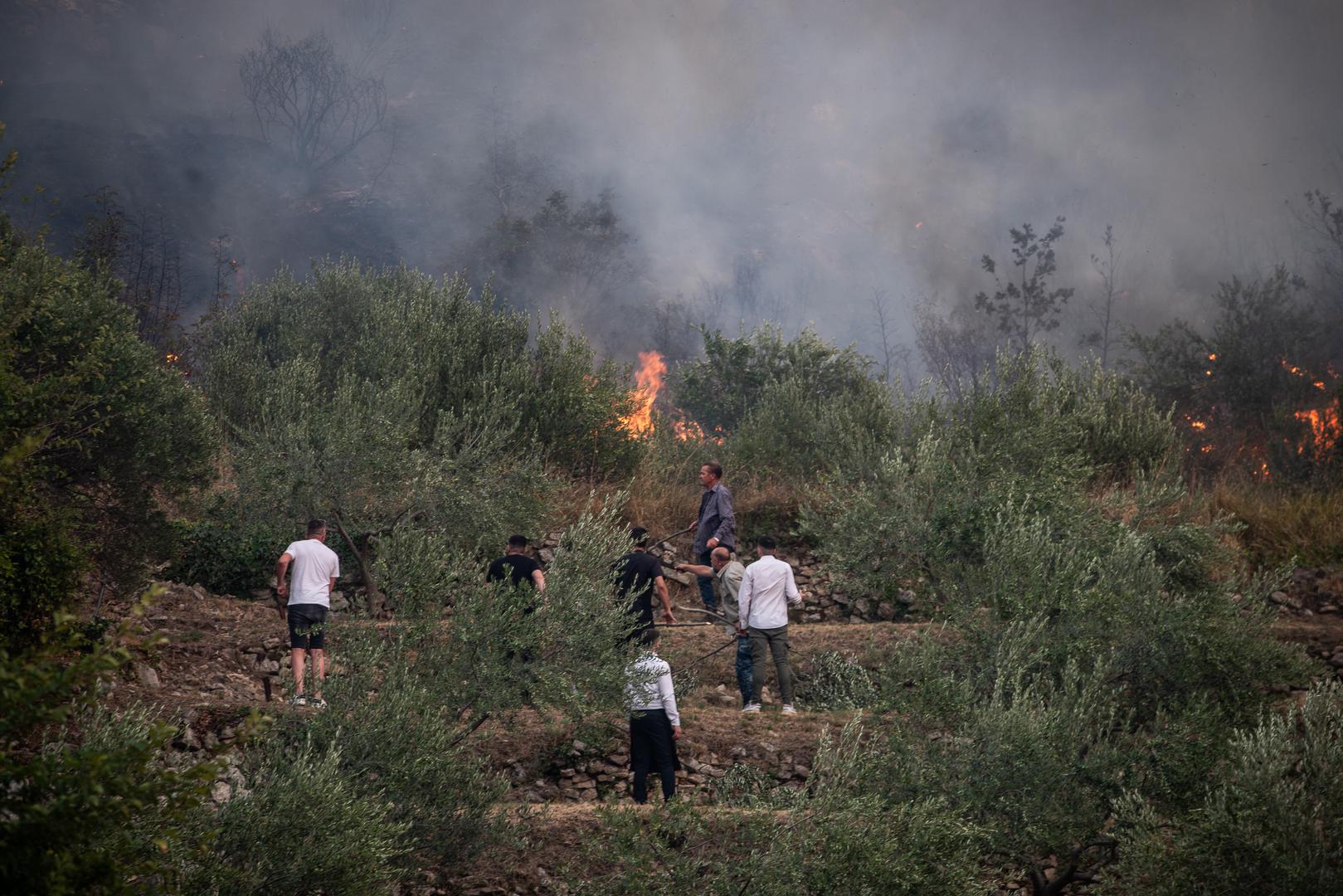 27.08.2024., Zrnovnica - U poslijepodnevnim satima vjetar je ponovno razbuktao pozar koji je usao u Zrnovnicu. Photo: Zvonimir Barisin/PIXSELL