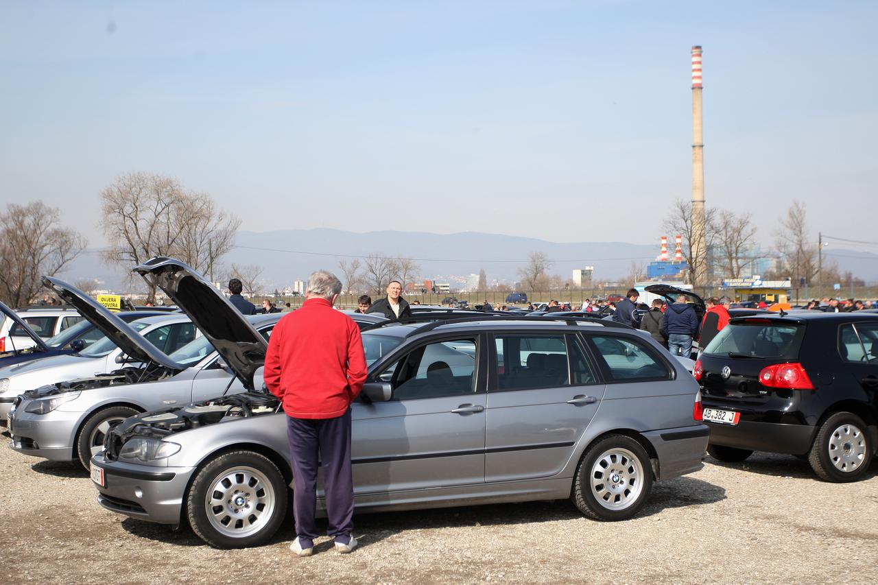 Kupnja polovnjaka uvijek je svojevrsni rizik, pogotovo ovako jeftinih, pa je preporuka auto dobro provjeriti kod mehaničara
