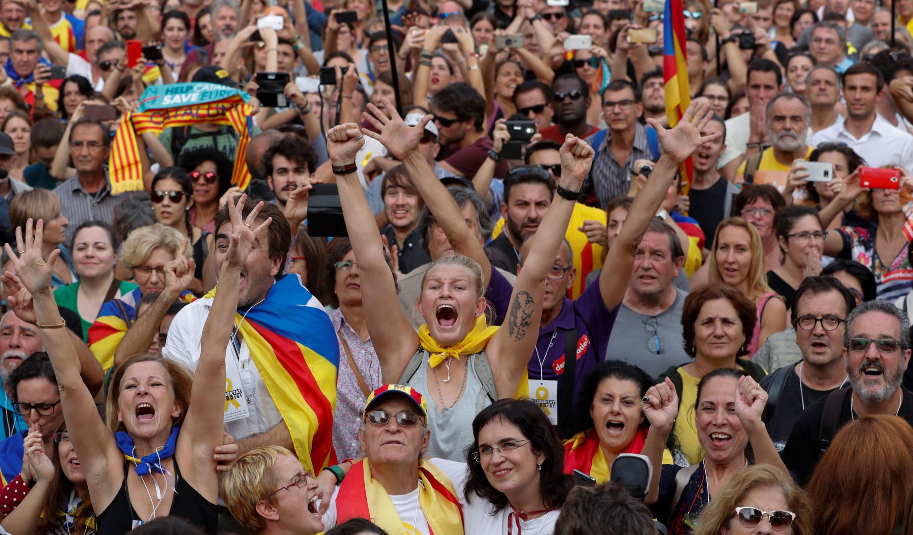  Priključili su im se okupljeni građani ispred parlamenta. "Živjela Katalonija", povikali su na kraju.