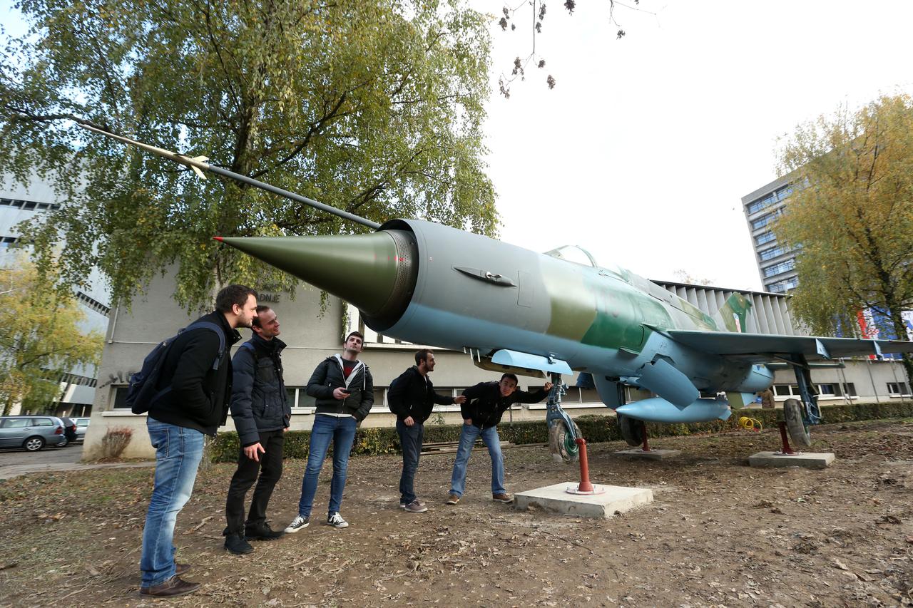 14.11.2016., Zagreb - Ispred Fakulteta za strojarstvo i brodogradnju postavljen MIG 21, koji je sudjelovao u borbenim akcijama za vrijeme Oluje 1995. g. Studenti i prolaznici s velikim zanimanjem promatraju novi eksponat u parku fakulteta. Photo: Robert A
