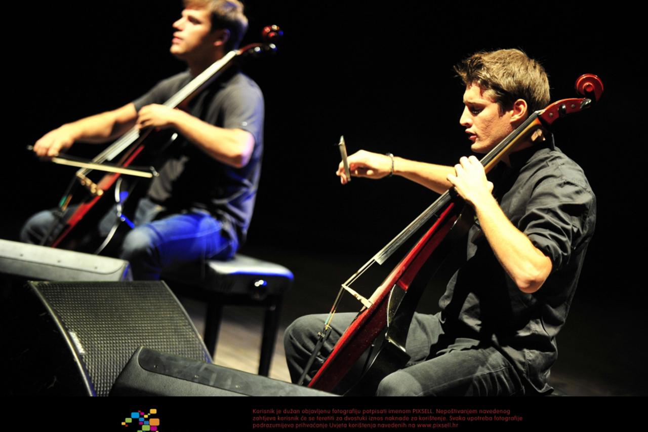 2CELLOS