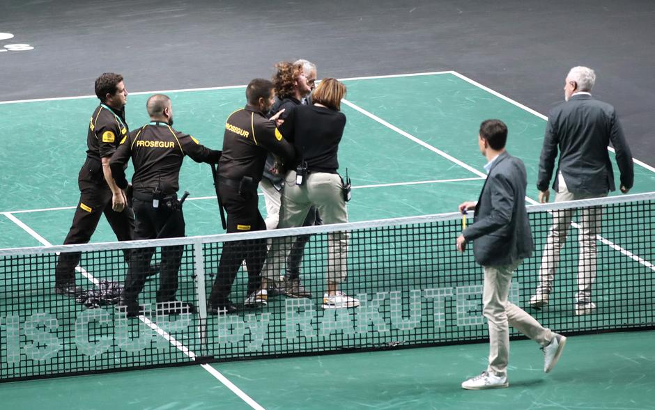 Aktivisti prekinuli Ćorićev meč u Davis Cupu: Vezali se za mrežu