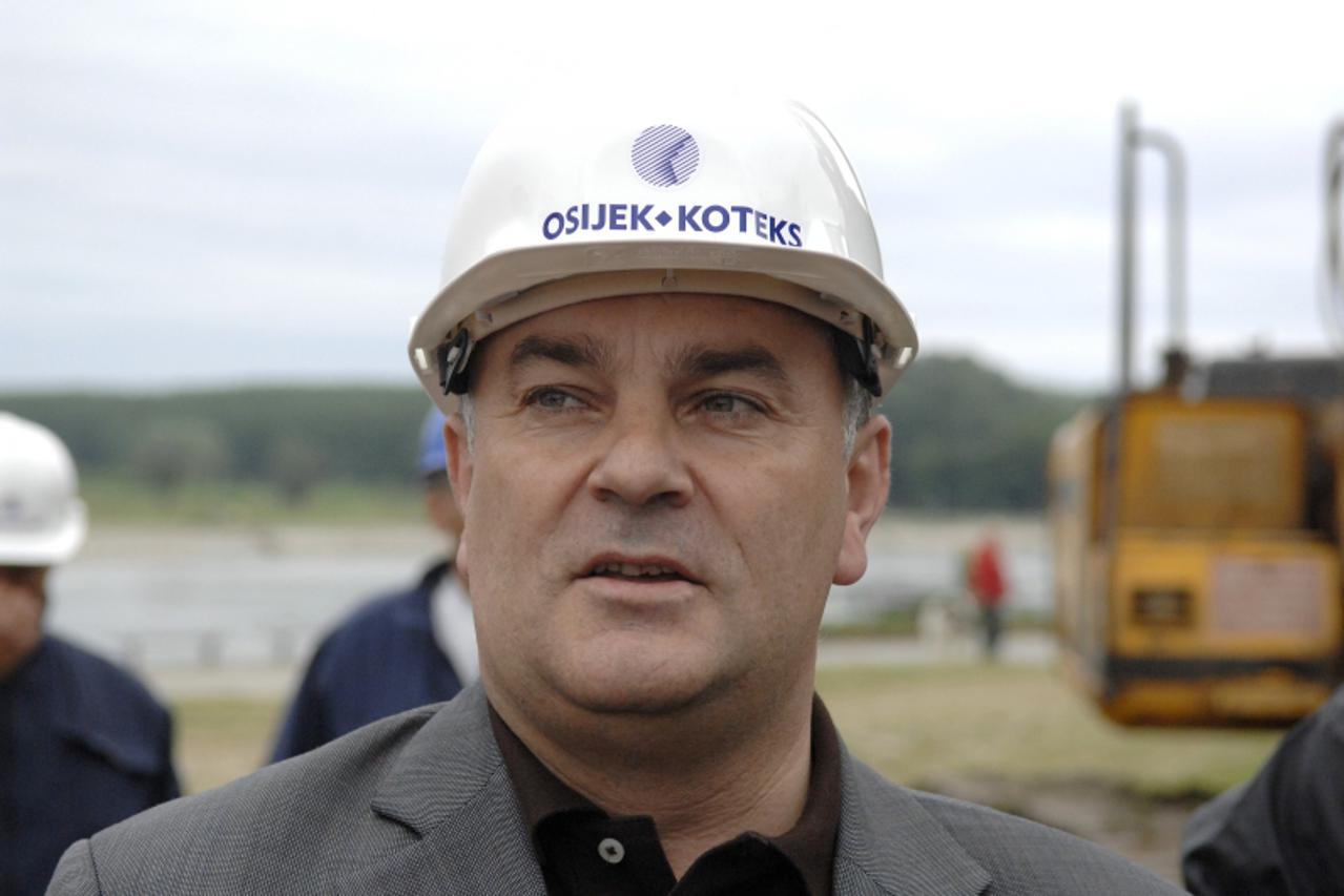 'slavonija-13.05.2009.osijek,hrvatska,zapoceli radovi na rusenju osjecke bijele ladje,direktor osijek koteksa drago tadic. Photo: Davor Javorovic/Vecernji list'