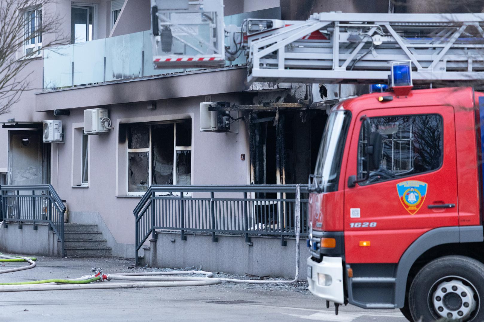 Požar je zahvatio prizemlje objekta te se kroz dimovodne kanale i ventilaciju proširio na krovište, javlja 24sata. 

