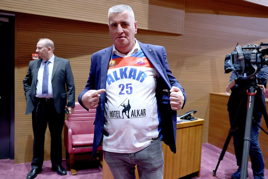 Zagreb: Miro Bulj u sabornicu došao u dresu KK Alkar