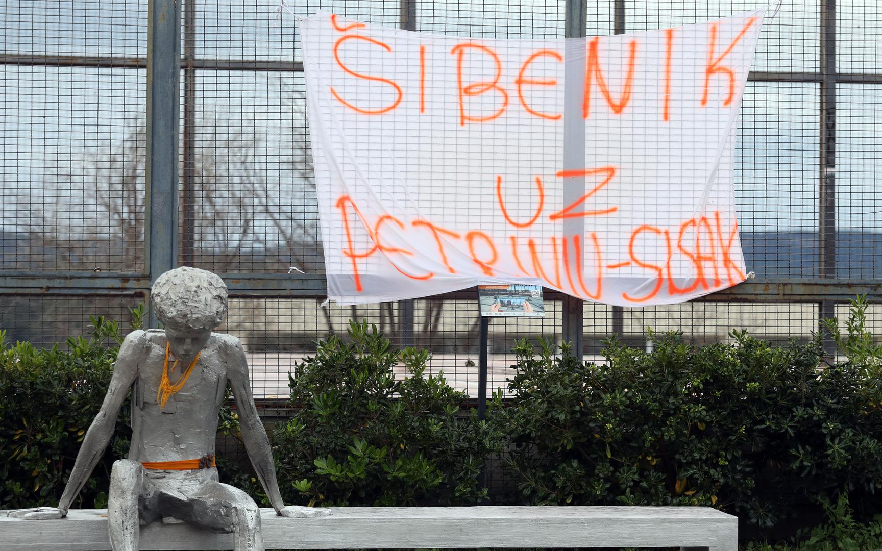 Kod transparenta kod spomenika Dražena Petrovića u Šibeniku osvanuo je transparent podrške gradovima stradalim u potresu.