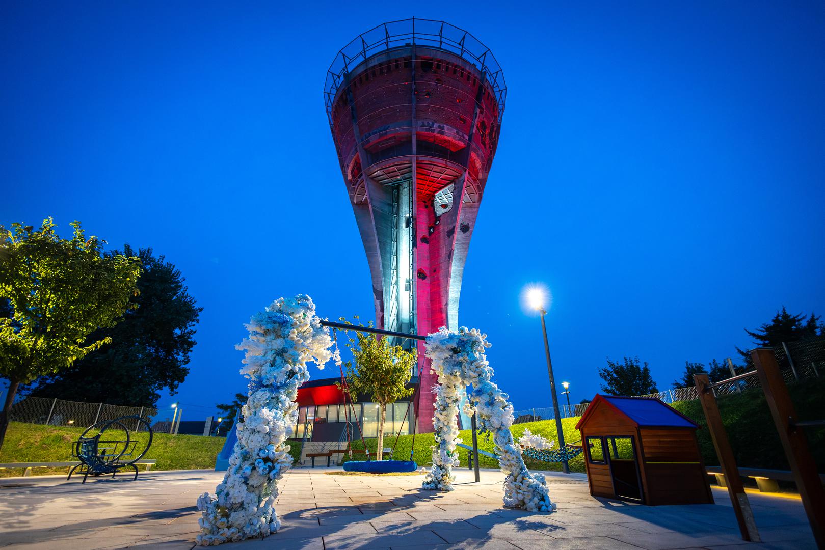 Brojne hrvatske zastave izvješene su duž gradskih ulica, a pojedini su stupovi ukrašeni motivima šahovnice. 